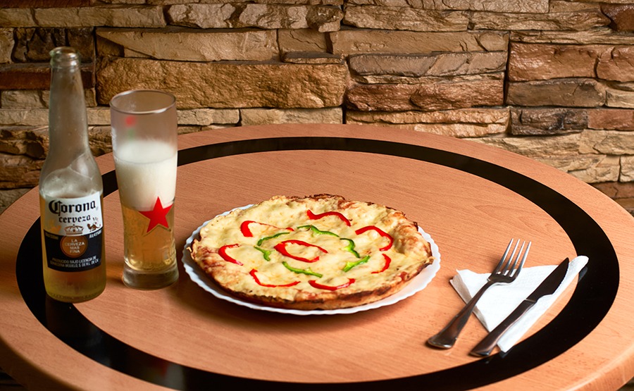 Pizza con bebida